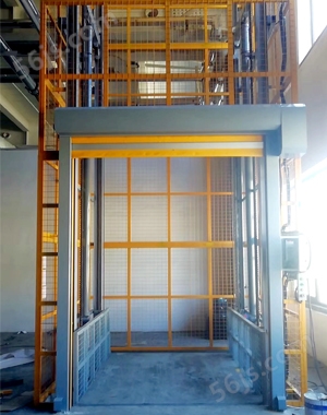 加装防护网升降货梯